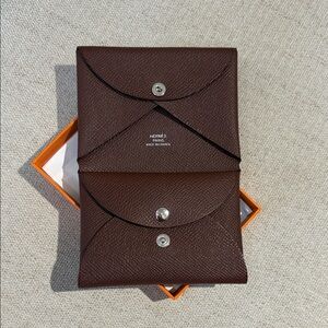 Brand new Hermes calvi duo
Color Terre
Leather: epsom
Stamp: K